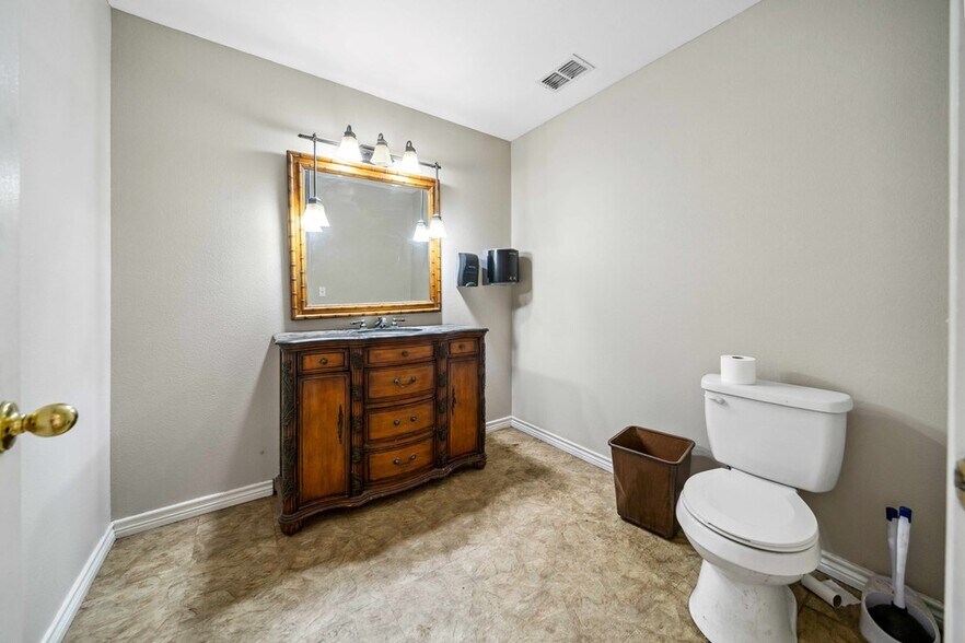 More Photos Of 8400 S US Highway 79, Palestine Office Residential For Sale