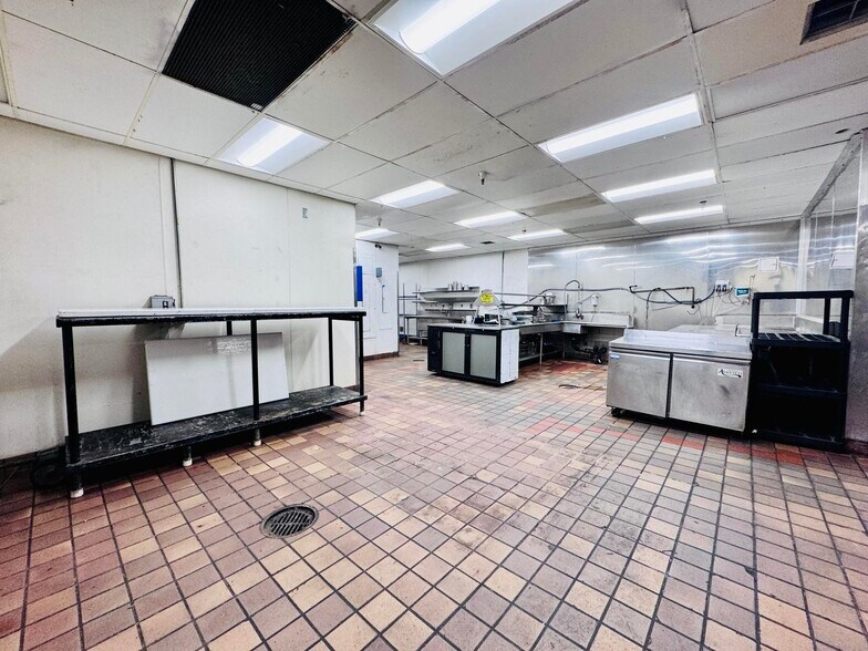 More Photos Of 1987 Hilltop Dr, Redding General Retail For Sale