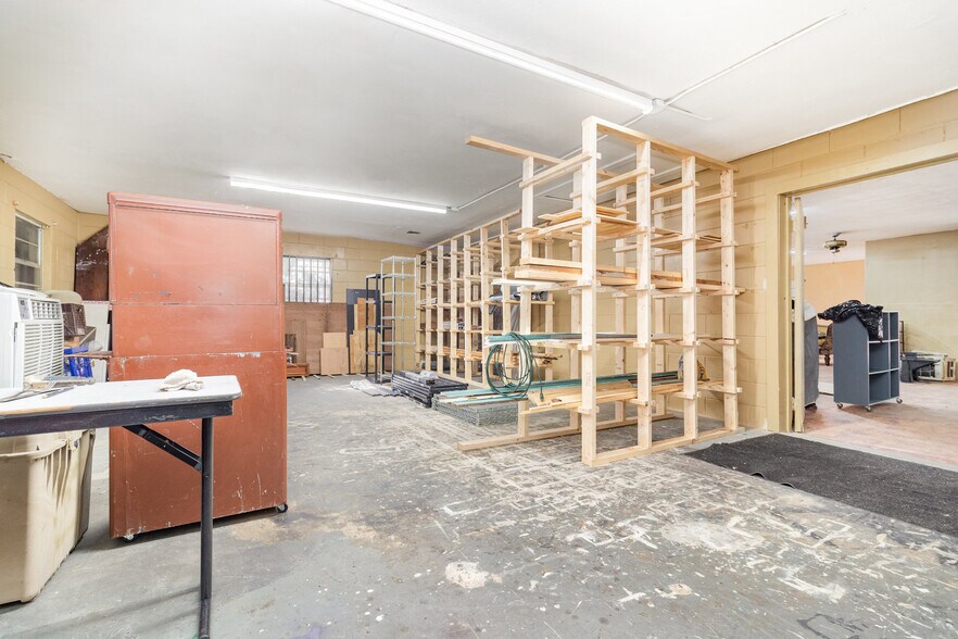 More Photos Of 2516 S Sanford Ave, Sanford Convenience Store For Sale