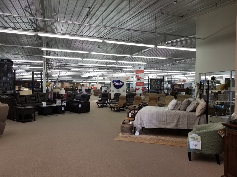 More Photos Of 310 34th Ave W, Alexandria Freestanding For Sale