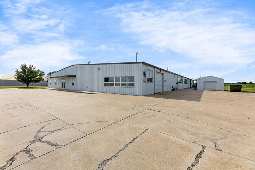 More Photos Of 900 W Miller Rd, Iola Manufacturing For Sale