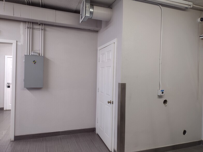 More Photos Of 4165 W Clarendon Ave, Phoenix Manufacturing For Lease