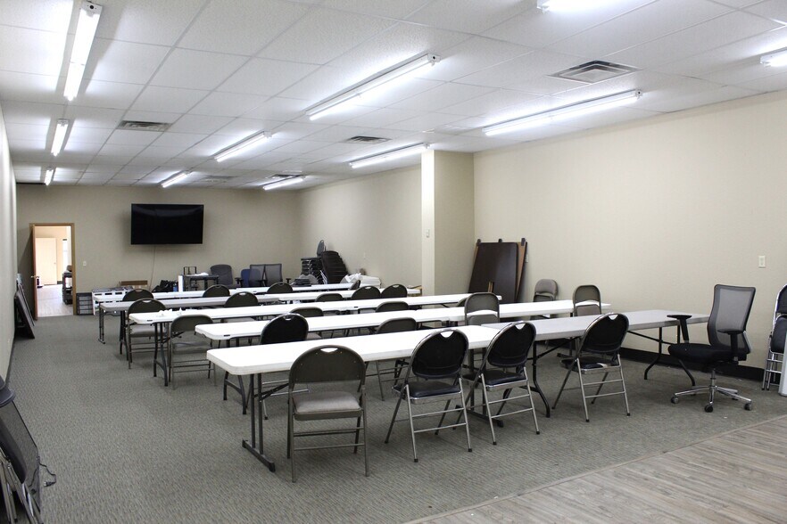 More Photos Of 802 Sanders Ave, Springdale General Retail For Lease