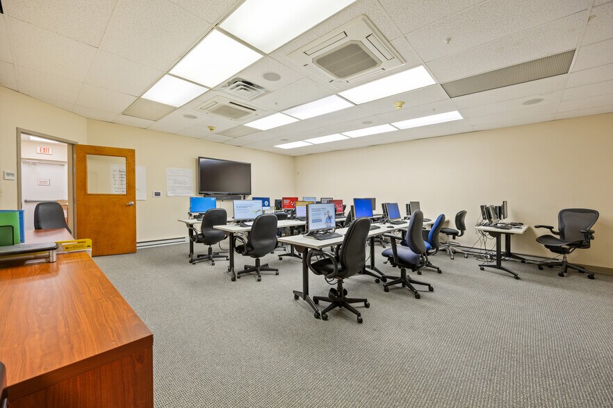 More Photos Of 19 Lunar Dr, Woodbridge Medical For Lease