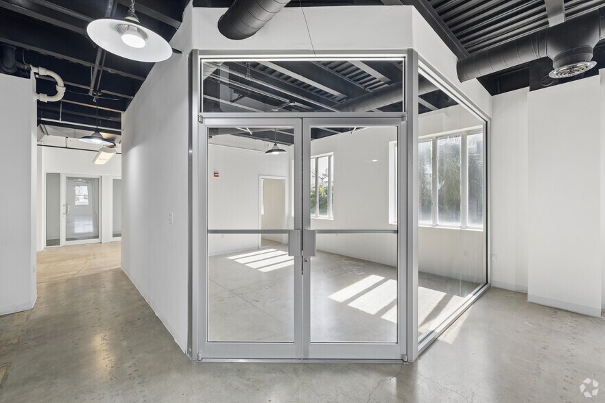 More Photos Of 420 Lincoln Rd, Miami Beach Loft Creative Space For Lease