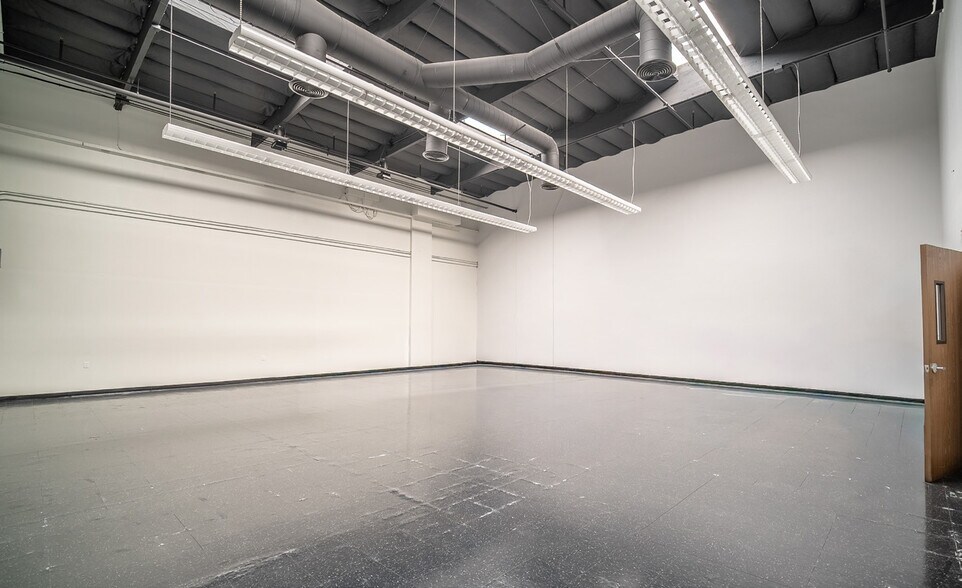More Photos Of 307 E Carmel St, San Marcos Showroom For Lease