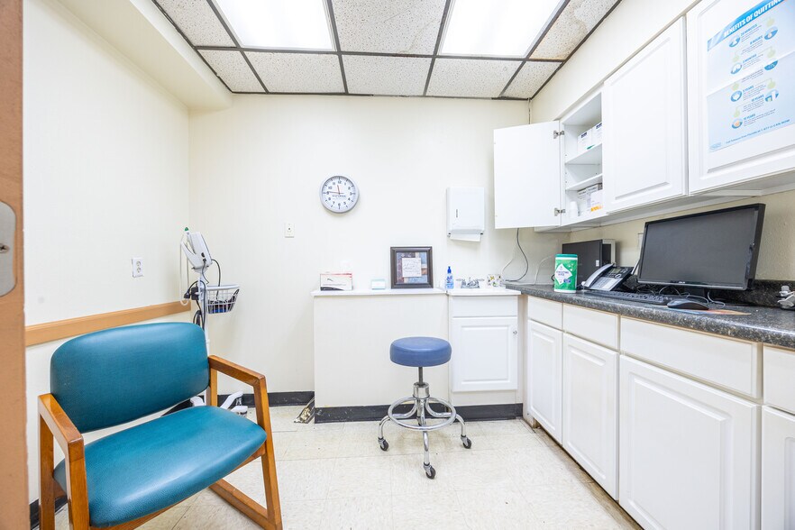 More Photos Of 1226 SW Main Blvd, Lake City Medical For Sale
