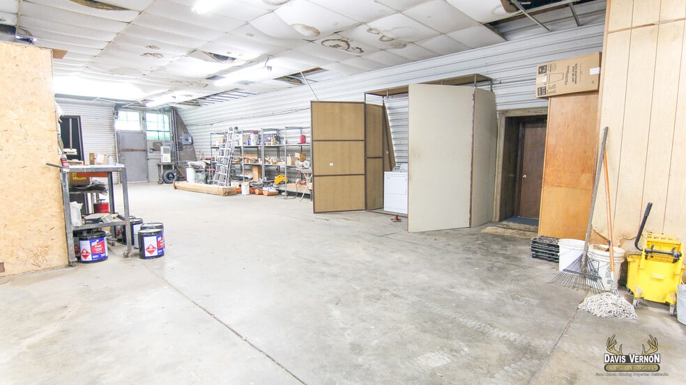 More Photos Of 1331 Cumberland St, Vernon Storefront For Sale