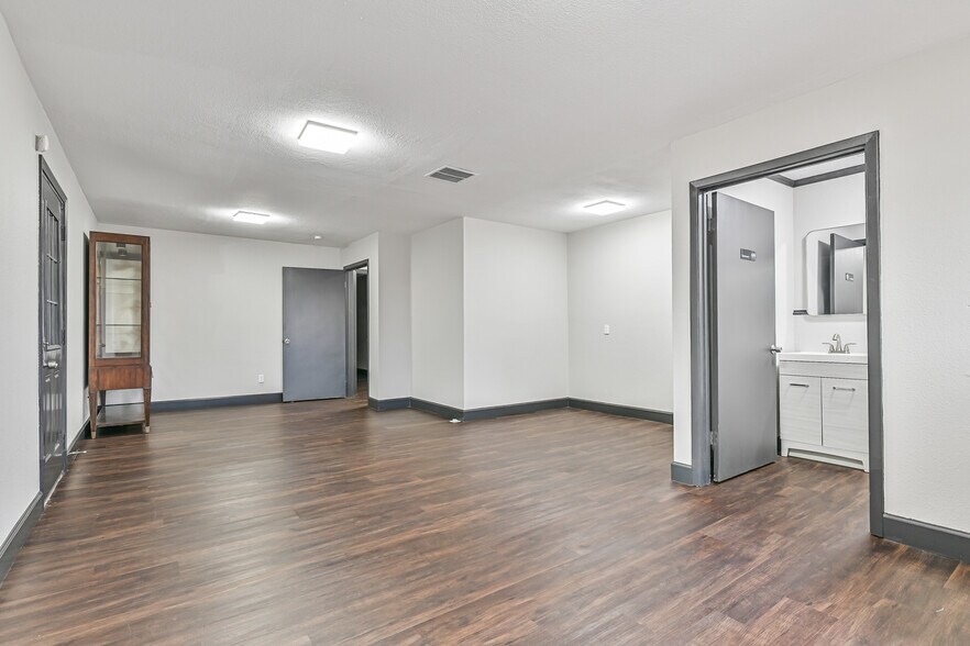 More Photos Of 512 N Friendswood Dr, Friendswood Office For Lease
