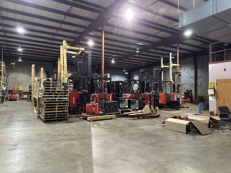 More Photos Of 107 Metroplex Blvd, Jackson Distribution For Lease