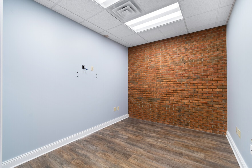 More Photos Of 81-90 N Miller Rd, Fairlawn Office For Sale