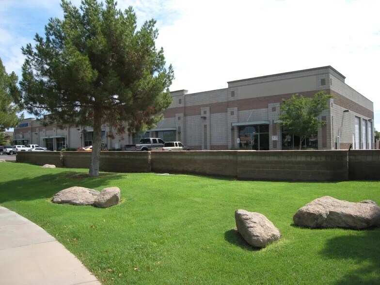 More Photos Of 875 N McQueen Rd, Gilbert Showroom For Lease