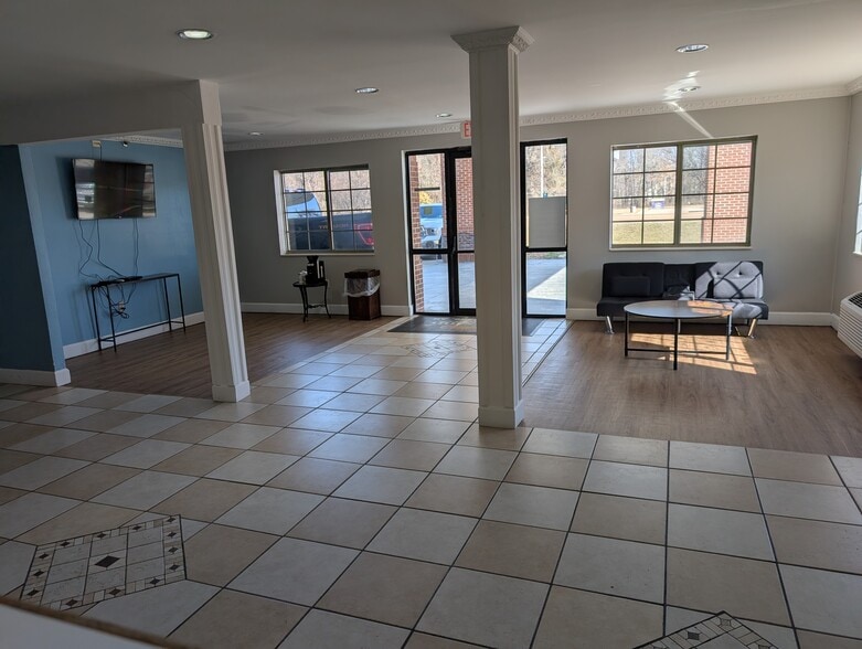 More Photos Of 912 US Highway 65/82 South, Lake Village Hotel For Sale