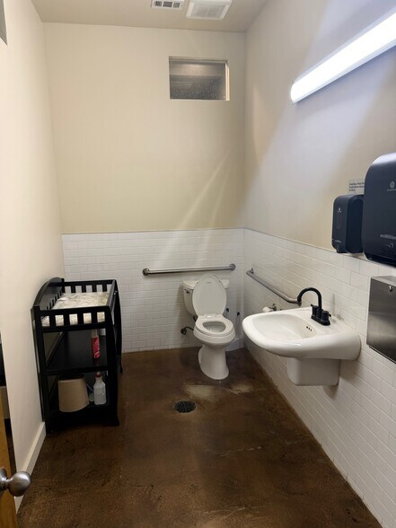 More Photos Of 103 N Nugent Ave, Johnson City Freestanding For Lease