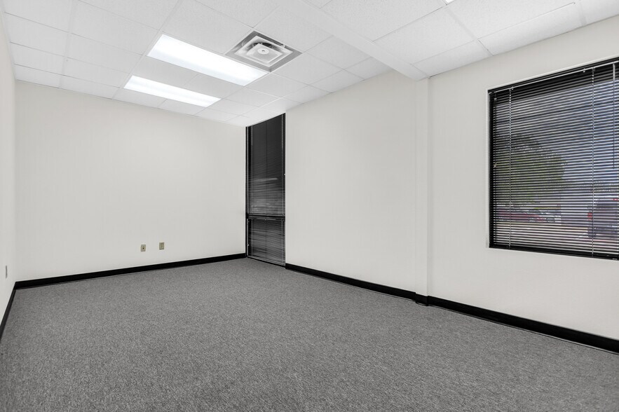 More Photos Of 1801 Precinct Line Rd, Hurst Medical For Lease