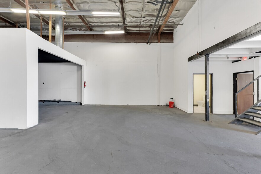 More Photos Of 8010 Wheatland Ave, Sun Valley Manufacturing For Sale