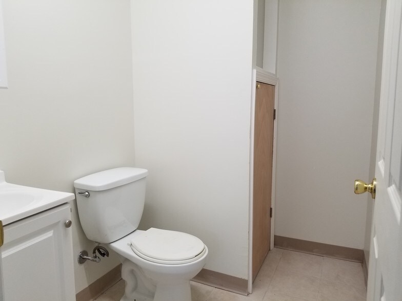 More Photos Of 1029 W Jericho Tpke, Smithtown Showroom For Sale