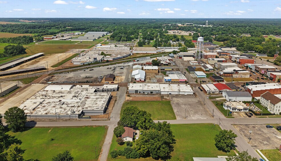More Photos Of 312 S 14th Ave, Humboldt Manufacturing For Sale