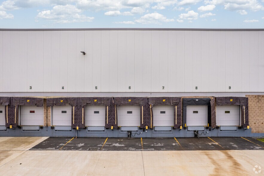 More Photos Of 2834 Schoeneck Rd, Macungie Distribution For Lease