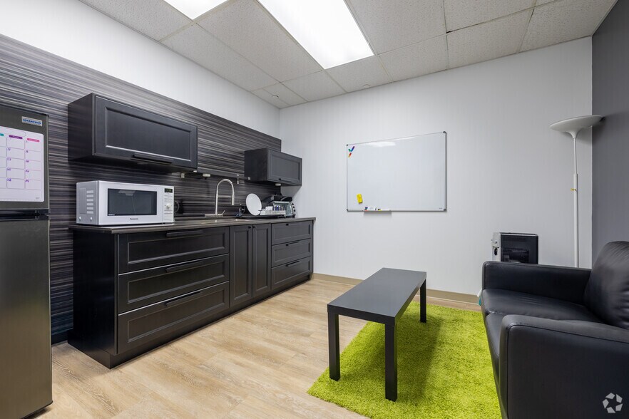 More Photos Of 50 Rue Saint-Charles O, Longueuil Medical For Lease