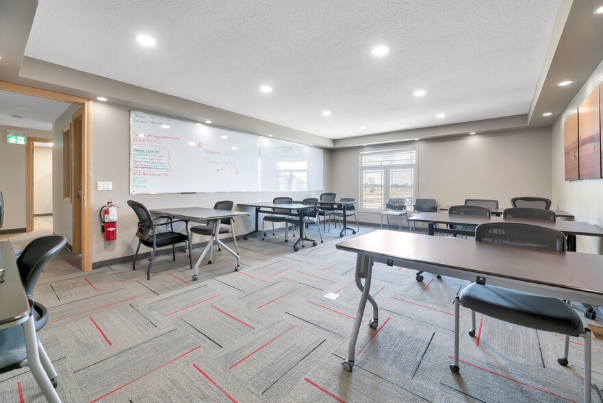More Photos Of 118 Canal Gdns, Strathmore Light Distribution For Sale