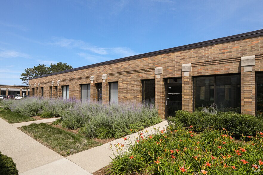 More Photos Of 3000 Dundee Rd, Northbrook Office For Lease