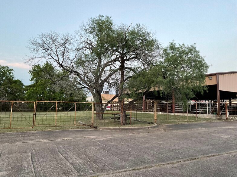 More Photos Of 1310 W Grand Ave, Yoakum Veterinarian Kennel For Sale