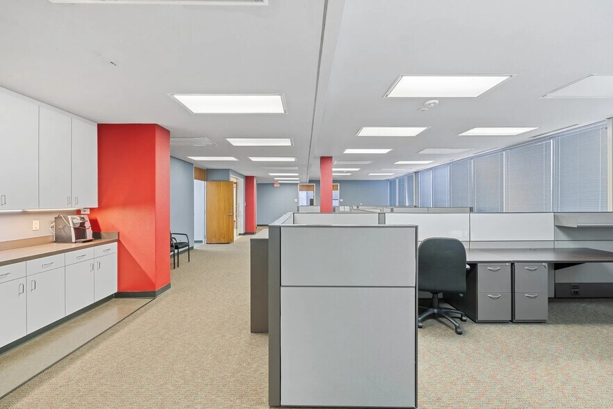 More Photos Of 2800 S Texas Ave, Bryan Office For Lease