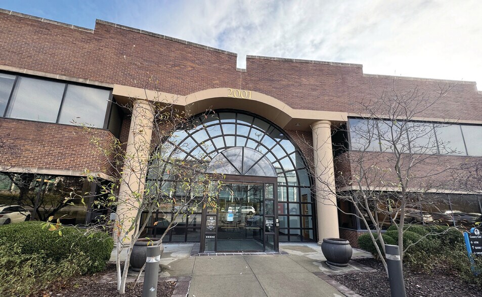 More Photos Of 2001 Shawnee Mission Pky, Mission Office For Lease