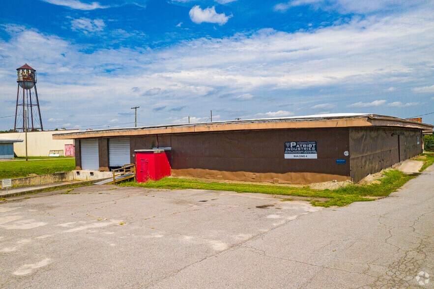 More Photos Of 756 S West St, Petersburg Warehouse For Lease