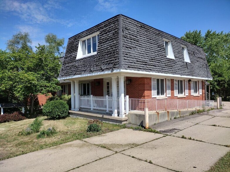 More Photos Of 474 Summit St, Elgin Office For Lease