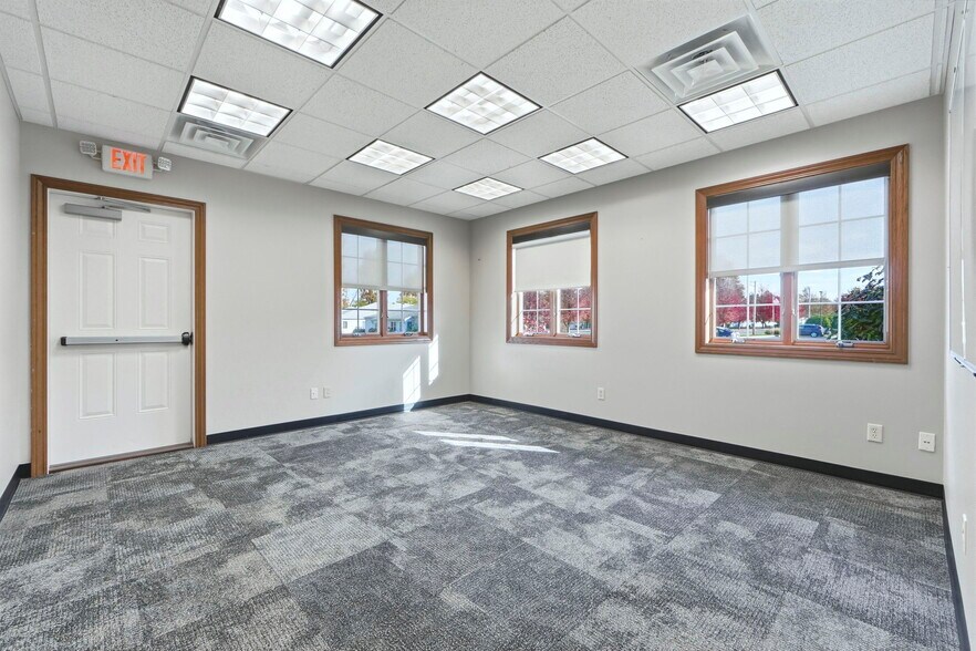 More Photos Of 2150 N Pointe Dr, Warsaw Office For Lease