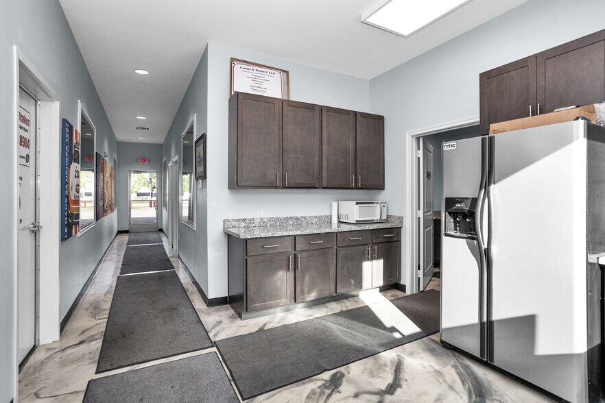 More Photos Of 1308 N Frazier St, Conroe Service For Sale