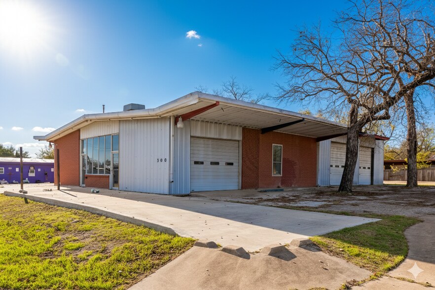 More Photos Of 500 W 2nd St, Taylor Freestanding For Sale