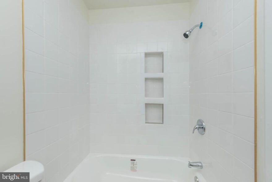 More Photos Of 1640 N Broadway, Baltimore Flex For Sale