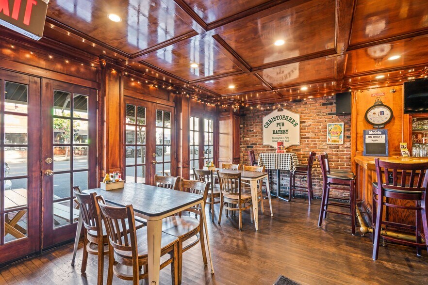 More Photos Of 8 Wall St, Huntington Restaurant For Sale