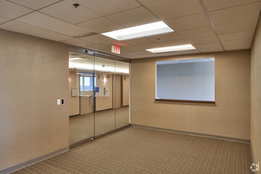 More Photos Of 888 W Big Beaver Rd, Troy Office For Lease