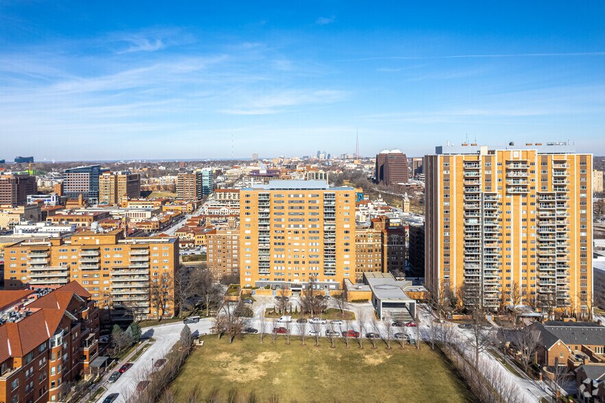 More Photos Of 121 W 48th St, Kansas City Apartments For Lease