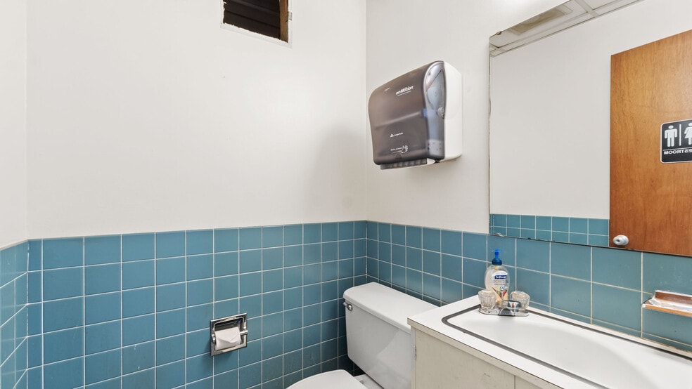 More Photos Of 507 Hickory St, Texarkana Office For Sale