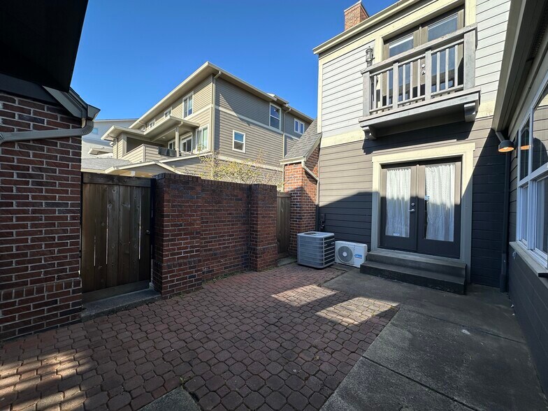 More Photos Of 1505 Ne Village St, Fairview Office For Sale