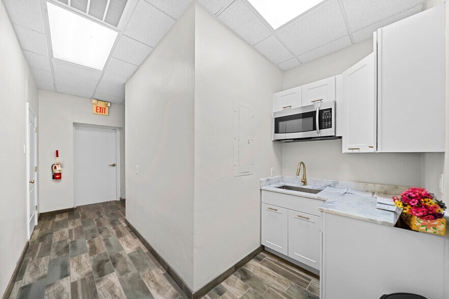 More Photos Of 13861 Plantation Rd, Fort Myers Office For Sale