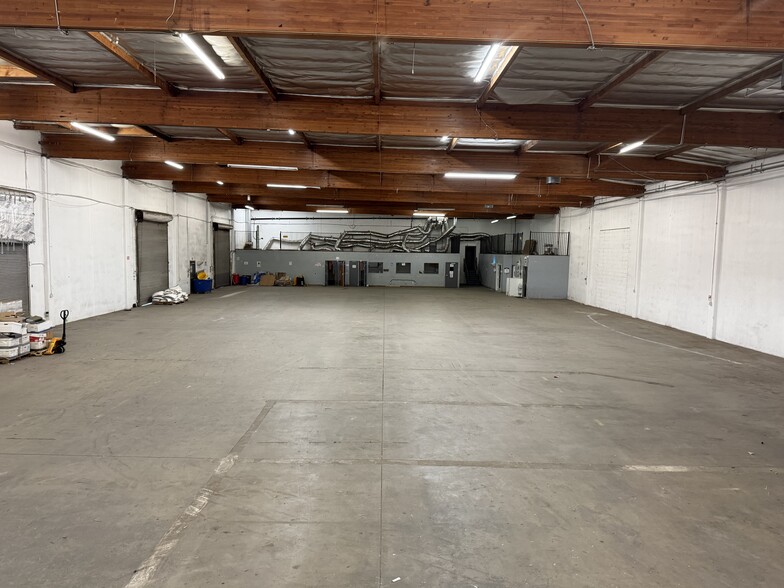 More Photos Of 7535 Woodman Pl, Van Nuys Warehouse For Lease
