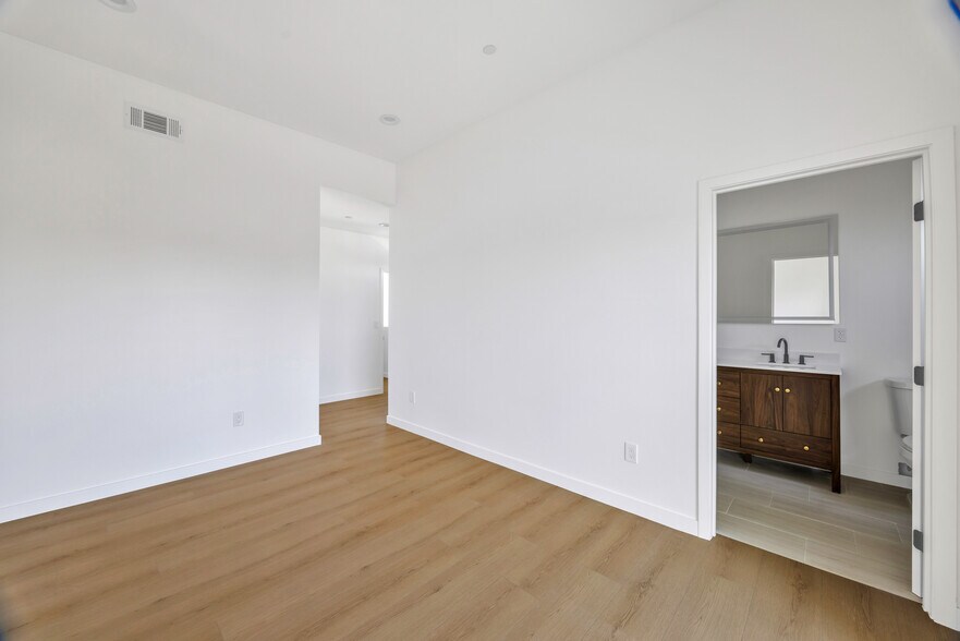 More Photos Of 10905 Dalerose Ave, Inglewood Multifamily For Sale