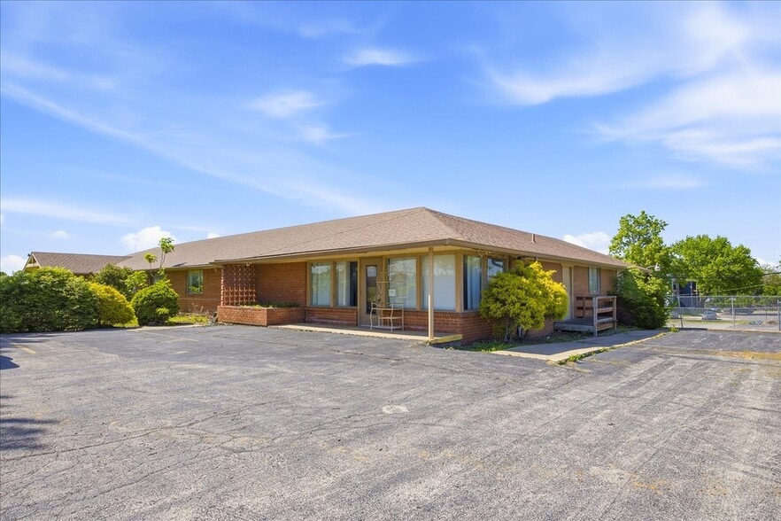 More Photos Of 8540 Blue Ridge Blvd, Kansas City Office For Sale