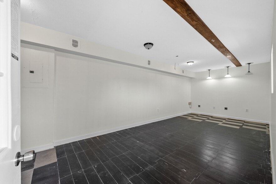 More Photos Of 124 10th St, Clarksville Flex For Sale