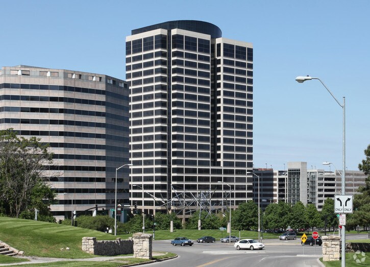More Photos Of 2555 Grand Blvd, Kansas City Office For Lease