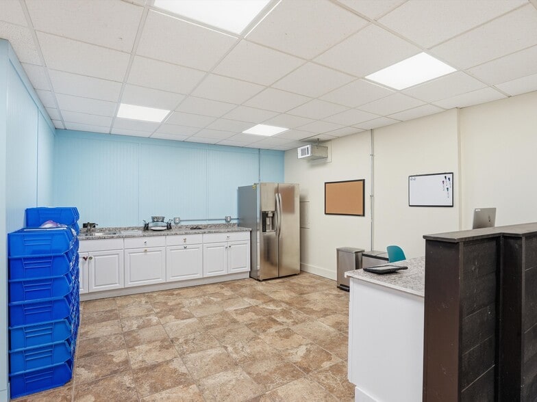 More Photos Of 20903 Dequindre Rd, Hazel Park Warehouse For Lease