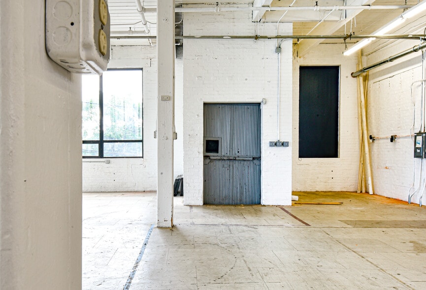 More Photos Of 2 Aspen Pl, Passaic Showroom For Lease