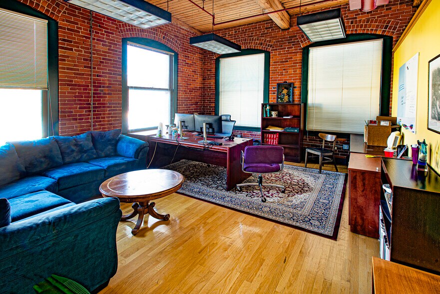 More Photos Of 320 Riverside Dr, Florence Office For Sale