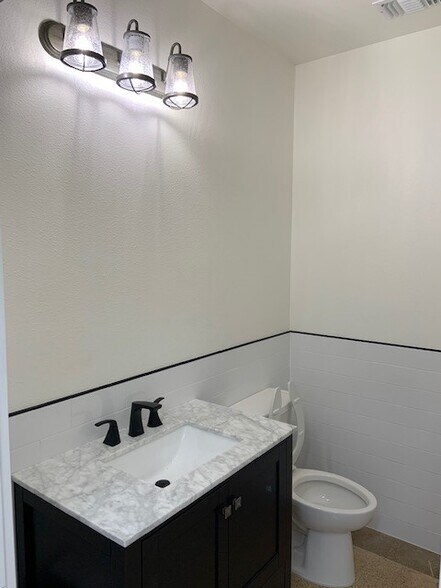 More Photos Of 1352 Chemical St, Dallas Flex For Lease